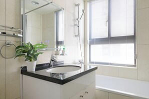 Haartrockner, Bidet, Handtücher, Seife