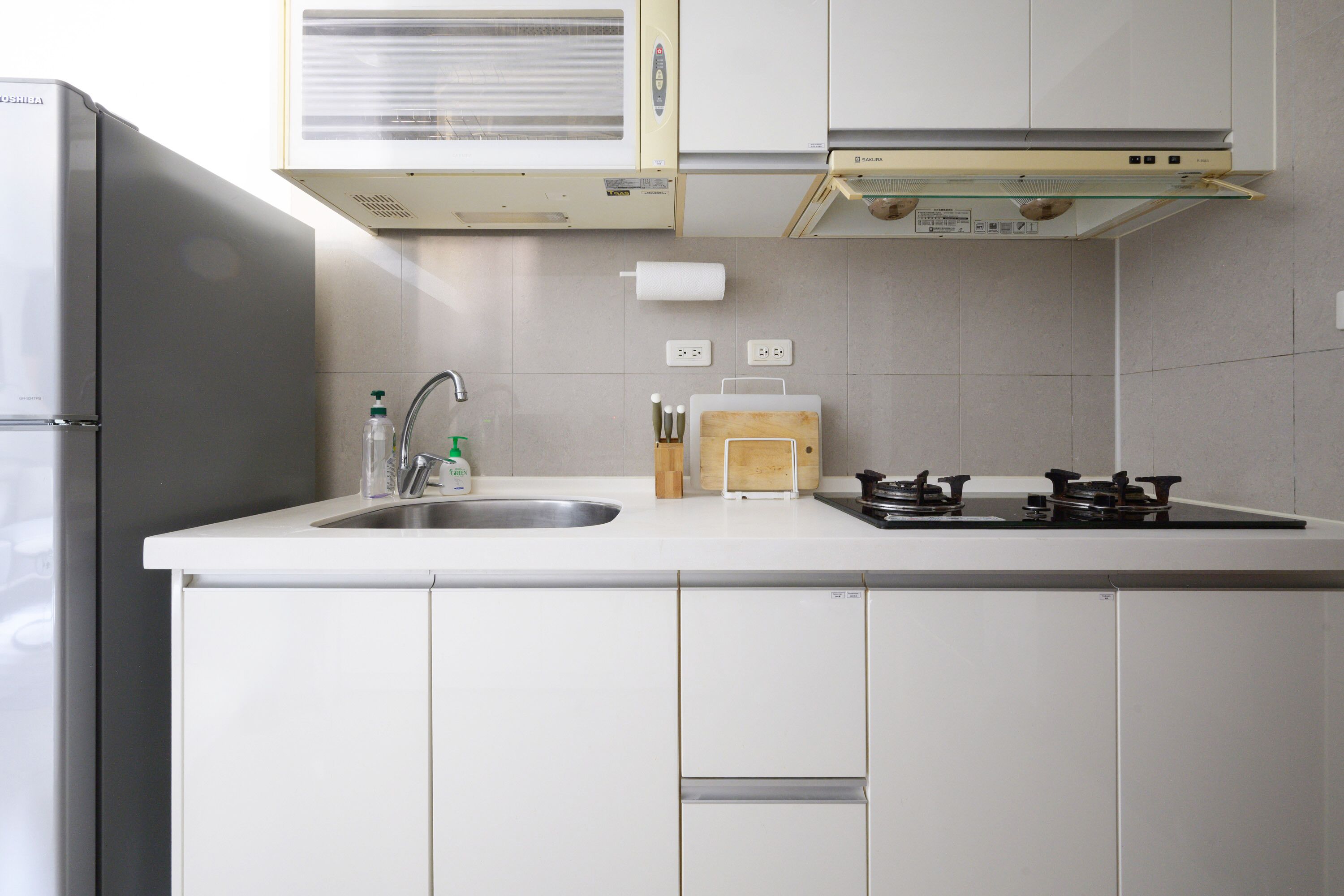 Fridge, microwave, oven, stovetop