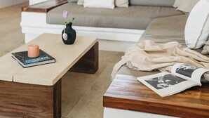 Ein Wohnzimmer mit einer Couch, einem Couchtisch und einem Bücherregal.