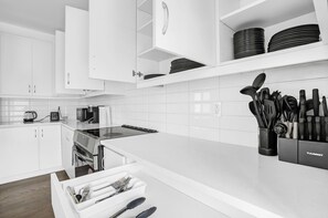 Fridge, microwave, oven, stovetop - 5 Bedroom Estate | Sleeps17 | 65"TV | Free Parking (Kitchener)