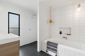 Shower, towels - 16 Barton St Port Elliot (Port Elliot)