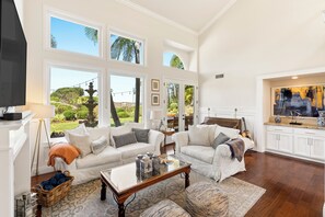 Living area - Bright and Airy Home Close to Del Mar and Rancho Santa Fe (San Diego)