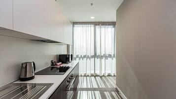 Apartamento Premium, 2 habitaciones, vistas a la montaña | Cocina privada | Frigorífico, microondas, horno y placa de cocina