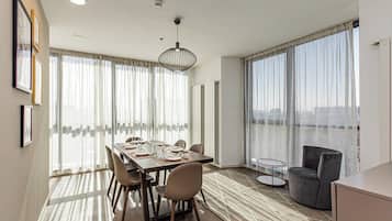 Leilighet – deluxe, 2 soverom, fjellutsikt | Spiseområde