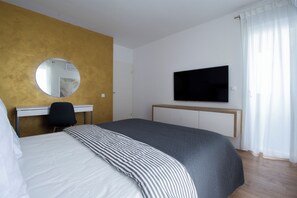 2 bedrooms, desk, iron/ironing board, travel cot - Modern 2BR Top Floor Apartment + Free Parking (Pula)