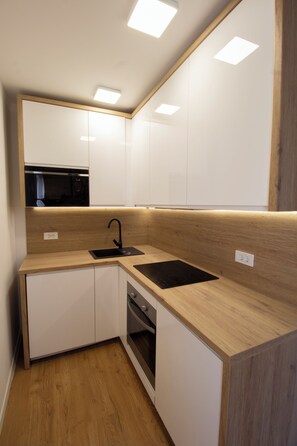 Fridge, microwave, oven, stovetop - Modern 2BR Top Floor Apartment + Free Parking (Pula)