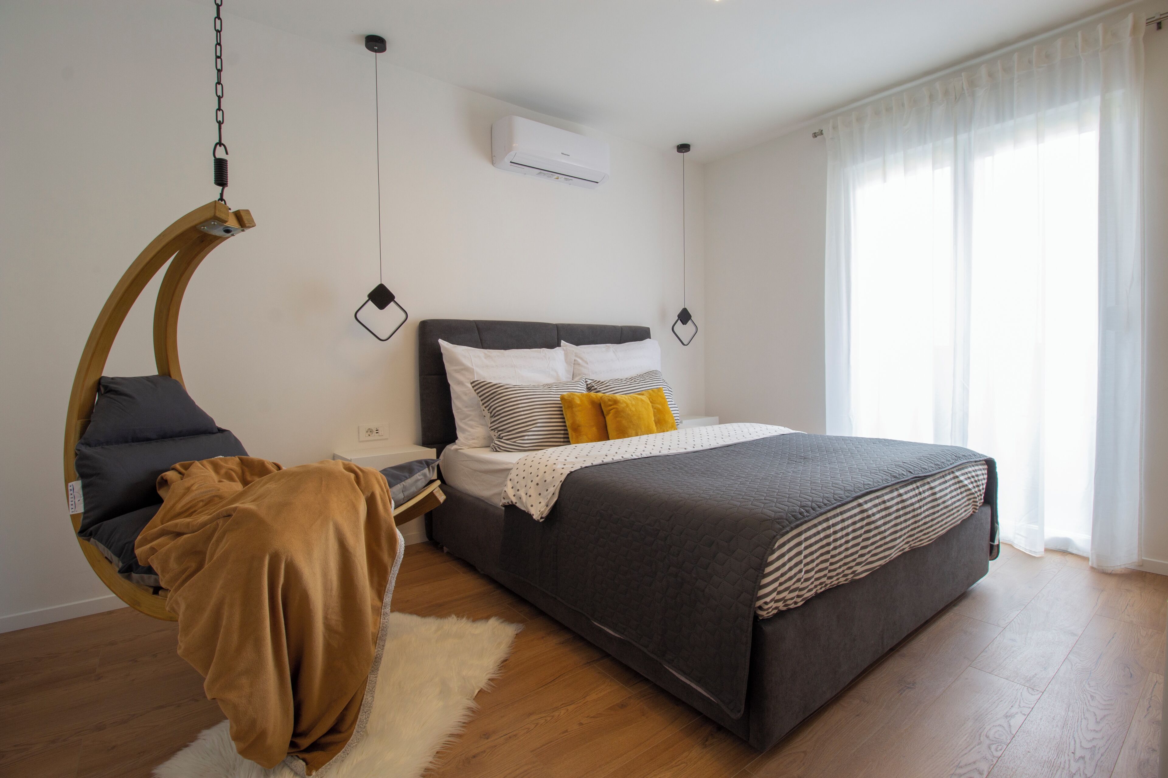 2 habitaciones, escritorio y tabla de planchar con plancha 