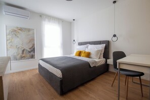 2 bedrooms, desk, iron/ironing board, travel cot - Modern 2BR Top Floor Apartment + Free Parking (Pula)