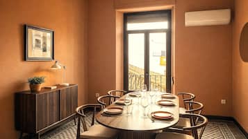 Apartamento de lujo, balcón, vistas a la ciudad | Restauración