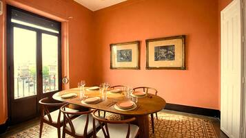 Apartamento Deluxe, balcón, vistas a la ciudad | Restauración