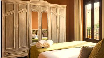 Apartamento de lujo, balcón, vistas a la ciudad | Caja fuerte, cortinas opacas, tabla de planchar con plancha
