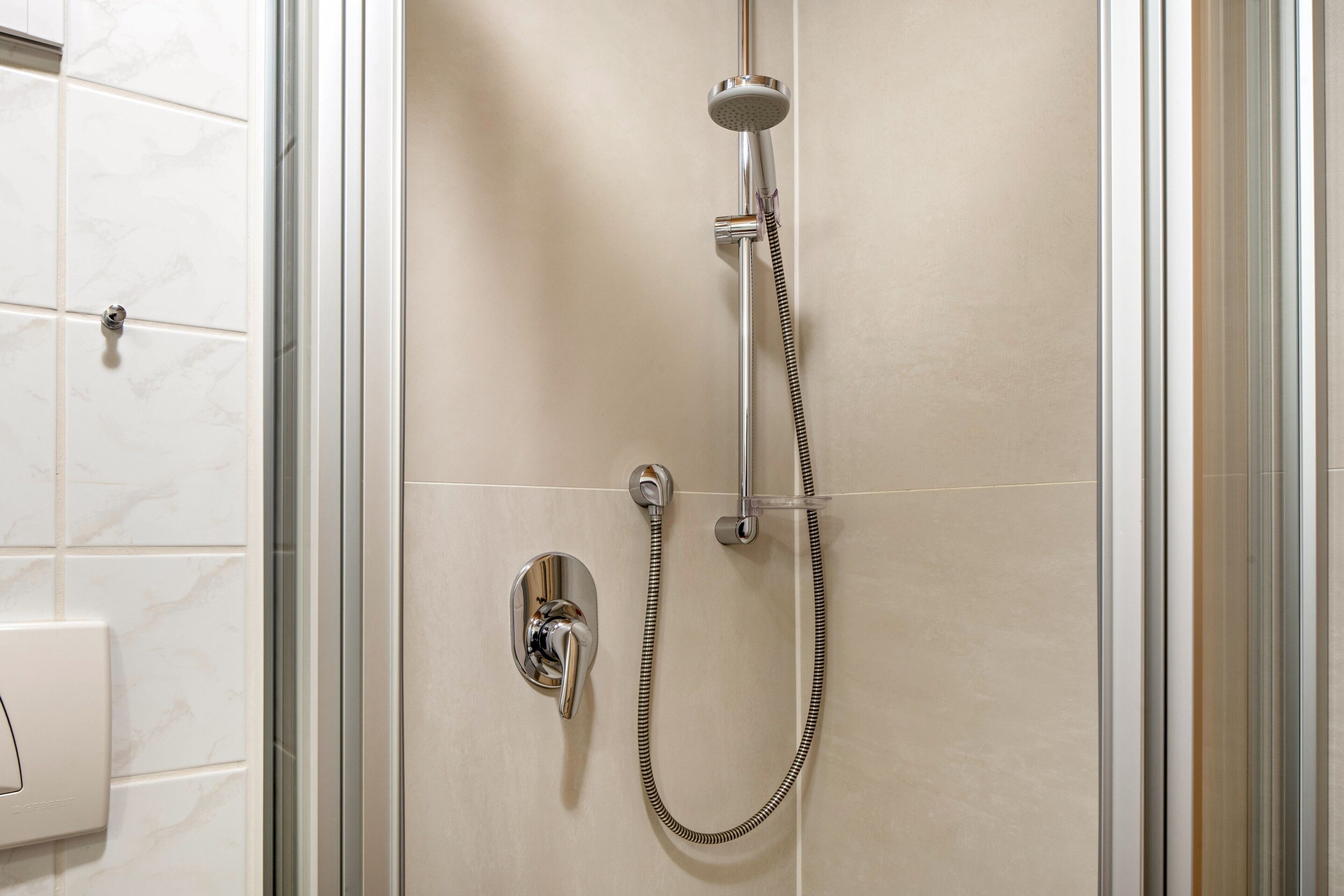 Een douche, een haardroger, handdoeken