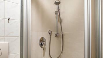 Een douche, een haardroger, handdoeken