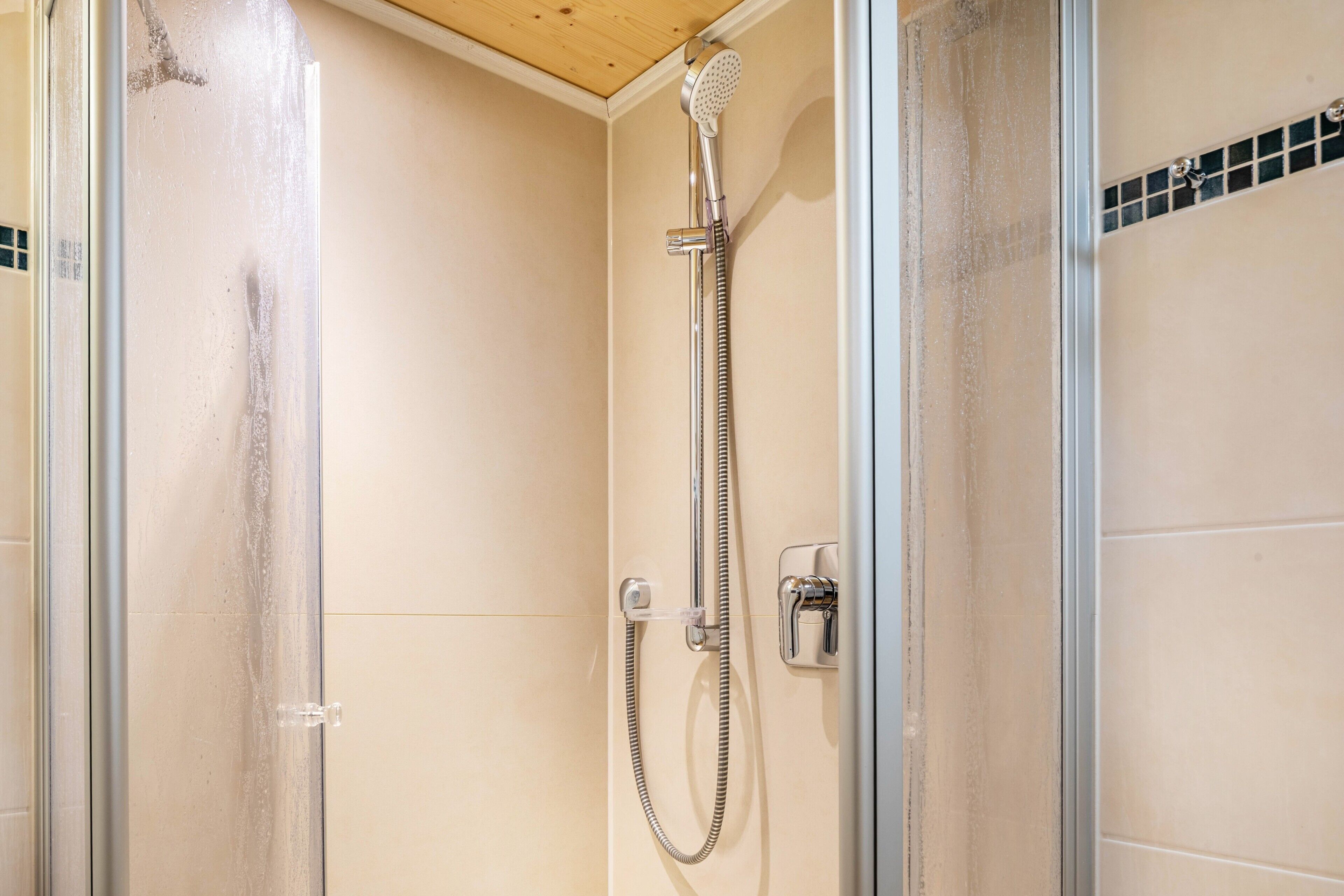 Een douche, een haardroger, handdoeken