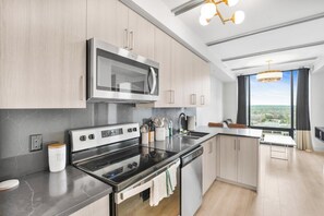 Private kitchen - Luxury New Condo+HighRise Building+2BD+2TV+Laundry (Waterloo)