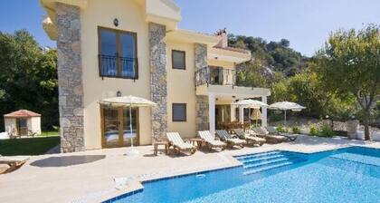 Beautiful 4-bedroom villa with AC in tranquil İzmir