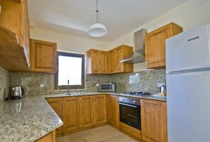 Private kitchen - Beautiful 4-bedroom villa with AC in tranquil İzmir (İzmir)