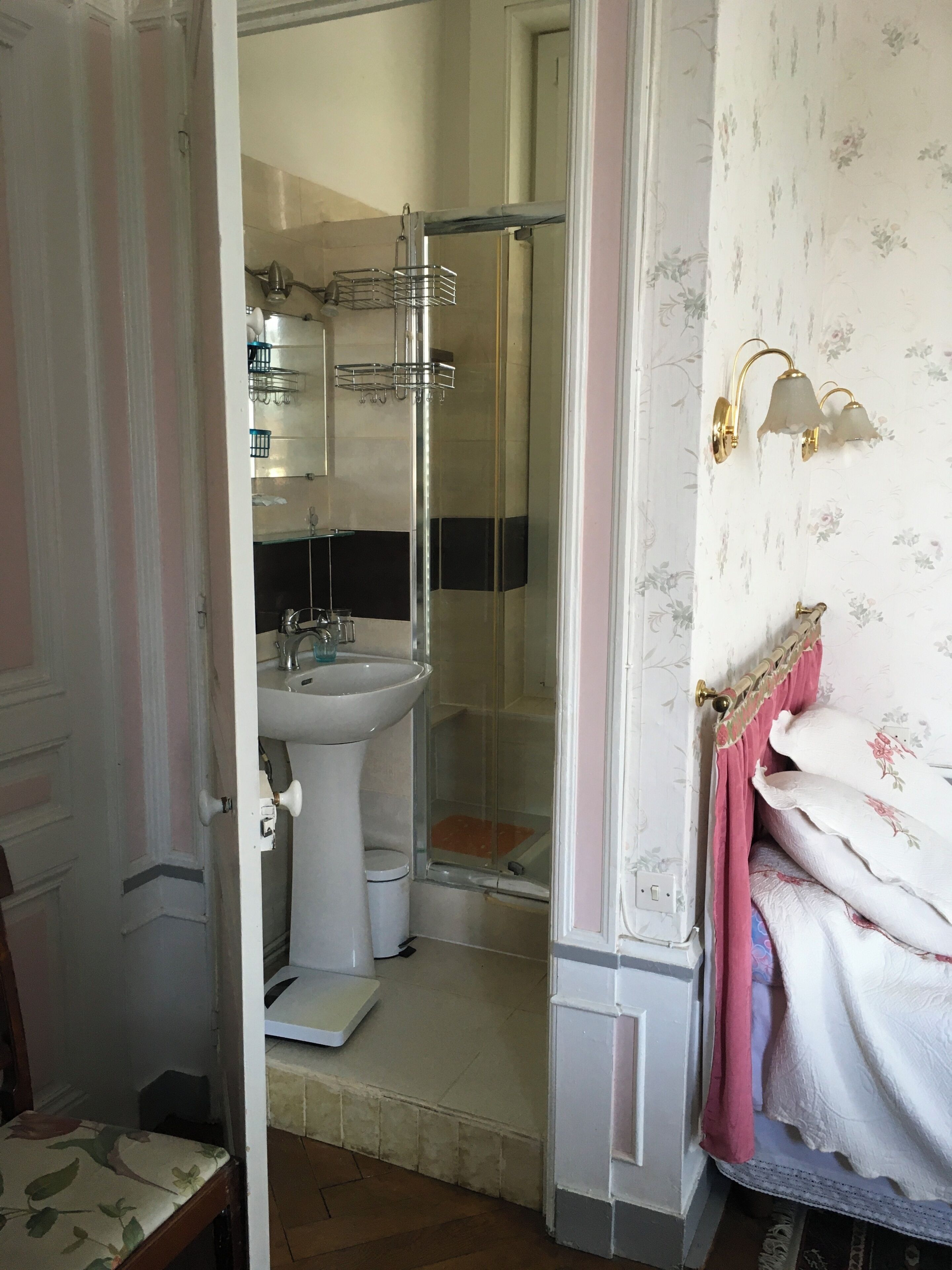 Une salle de bain avec une douche, un lavabo et un miroir.