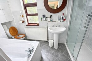 Bathroom - 3 Bed Bungalow with Large Garden & BBQ (South Shields)