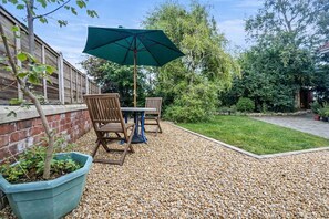 Outdoor dining - 3 Bed Bungalow with Large Garden & BBQ (South Shields)