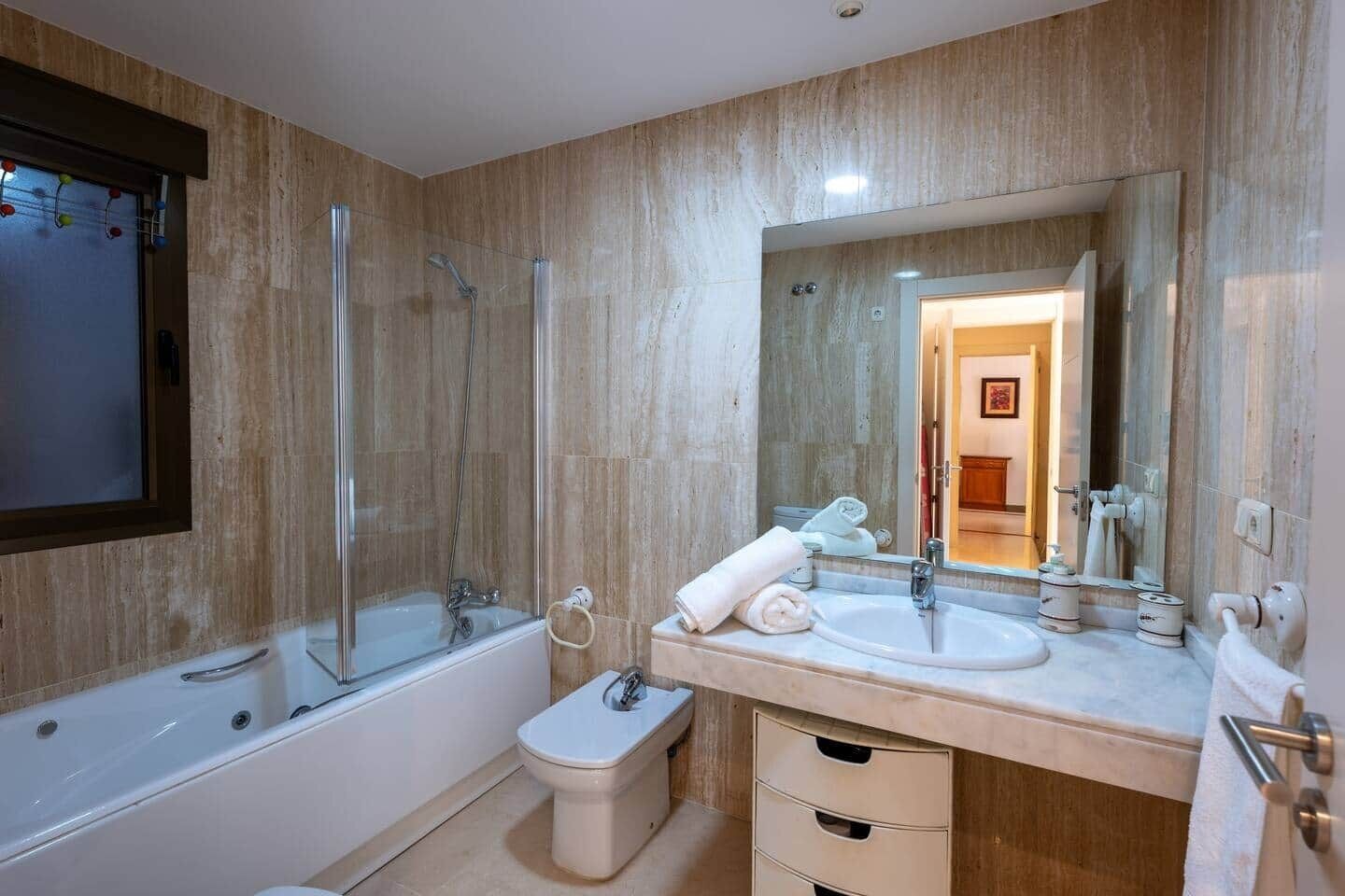 Een douche, een bubbelbad, een haardroger, een bidet