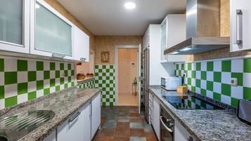 Refrigerador, microondas, horno, placa de cocina