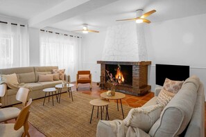 TV, fireplace - Comeback Casa Sirtaki de Zorba (Motril)