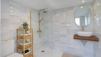 Dusche, Haartrockner, Handtücher
