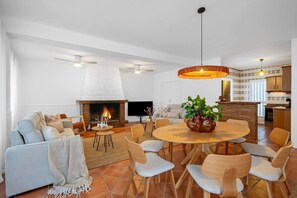 TV, fireplace - Comeback Casa Sirtaki de Zorba (Motril)