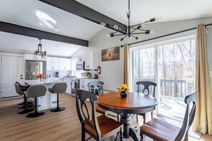 Dining - Lakeview Lodge 1Min Walk to Lake  Pool Table (Tobyhanna)