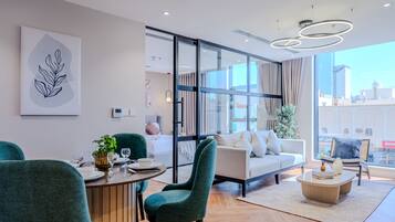 Deluxe Apartment, City View | Living area