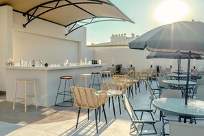 Outdoor dining - Stella Stays Al Malqa Furnished Apts (Riyadh)