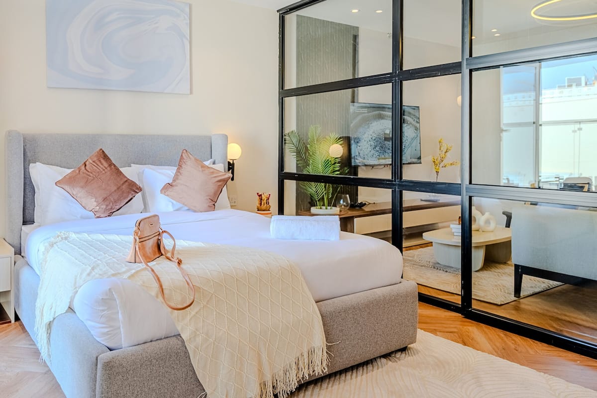 Apartamento superior, 1 quarto, sacada, vista para a cidade | Cofres nos quartos, escrivaninha, espaço de trabalho para notebook