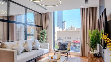 Deluxe Apartment, City View | Living area
