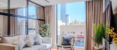 Deluxe Apartment, City View | Living area
