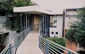 Property grounds - Modern Smart Home in a Secure Golf Estate (Randburg)