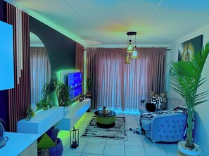 TV, books, stereo - COZY HOME in Greenpark Boksbug by OR Tambo Airport (Boksburg)