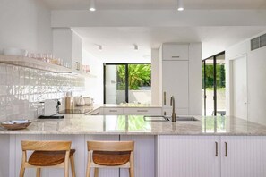 Fridge, microwave, stovetop, dishwasher - Coastal Jewel, Little Cove (Noosa Heads)