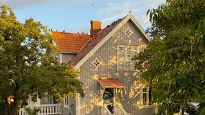 A house with a porch, a staircase, and a garden. - Öland Idyll loft apartment close to the sea - swimming, surfing, kiting, hiking, cycling! (Mörbylanga)