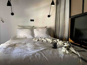 1 bedroom, iron/ironing board, Internet, bed sheets - WYN-Cozy StudioStniarchos Foundation Near the Sea (Kallithea)