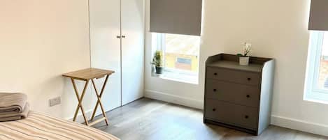 2 habitaciones, tabla de planchar con plancha, internet y ropa de cama