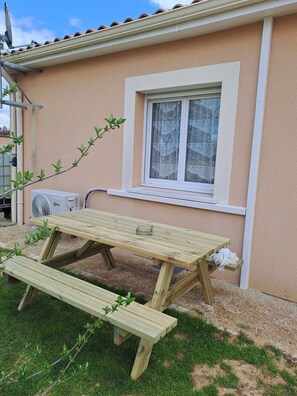 Outdoor dining - Futuroscope Arena Ape Valley (Chasseneuil-du-Poitou)