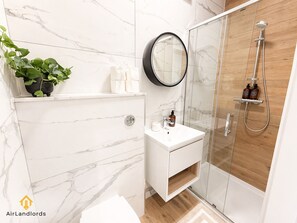 Bathroom - Exclusive Studio in the Heart of Hounslow! (Greater London)