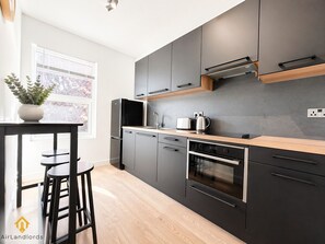 Private kitchen - Exclusive Studio in the Heart of Hounslow! (Greater London)