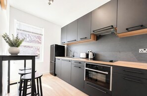 Kühlschrank, Mikrowelle, Ofen, Herdplatte