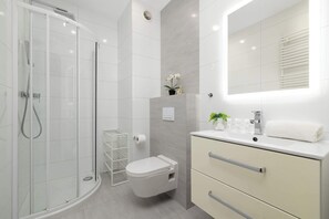 Shower, hair dryer, towels, shampoo - Modern Studio in Krakow | Air Conditioning and Gym (Kraków)