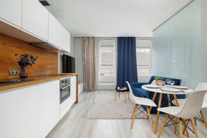 Fridge, oven, stovetop, dishwasher - Modern Studio in Krakow | Air Conditioning and Gym (Kraków)