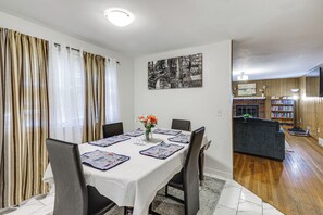 Dining - Walk to Shops & Eats! Attleboro Basecamp (Attleboro)