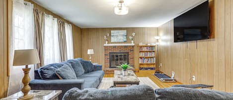 TV, fireplace