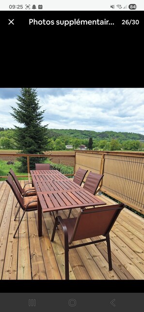 Outdoor dining - Vrbo Property (Nonards)